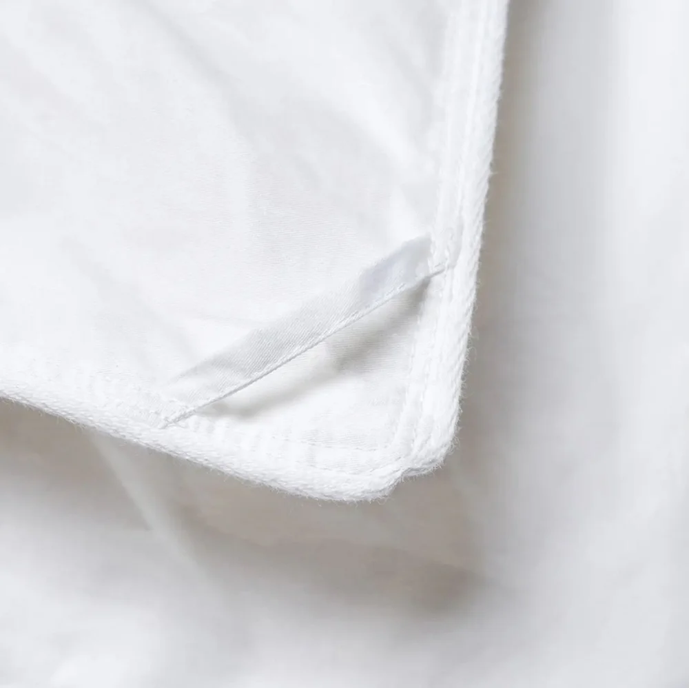 NWOT! Quince Premium White Duck Down Comforter! Sz. Full/ Queen (Z79)